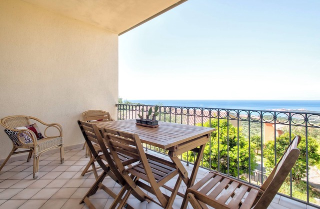 Apartment 'Due Passi Dal Mare' with Sea View, Private Garden and Air Conditioning