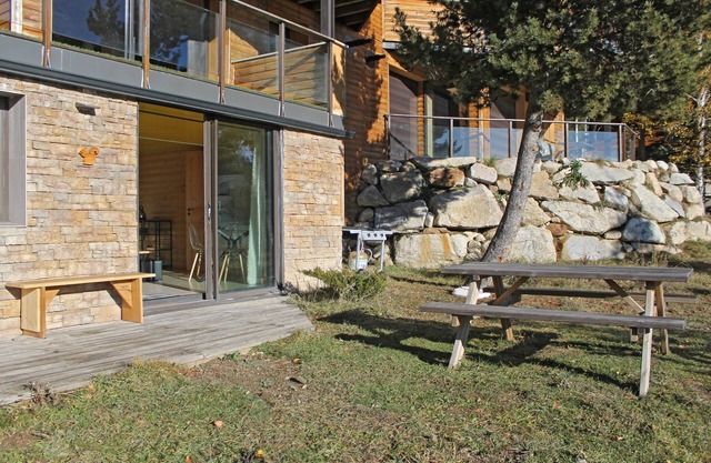 Apartment ECUREUIL in new chalet overlooking Lac de Matemale sleeps 5