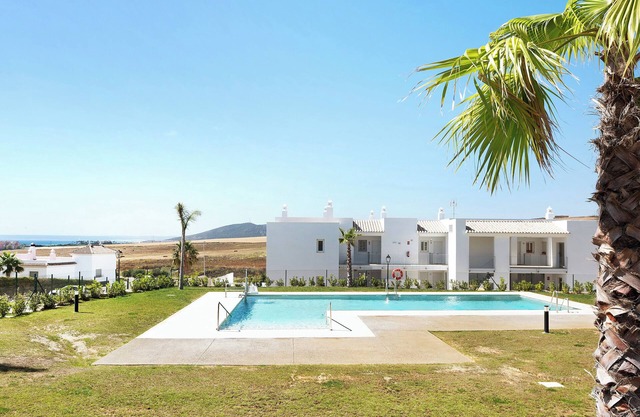Apartment 'Bajo Con Jardín Privado Atalanterra' with Sea View, Shared Pool and Wi-Fi
