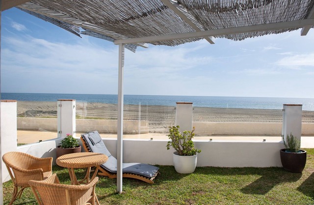 Apartment for 3 people on the beach 75m2 +terrace and garden.