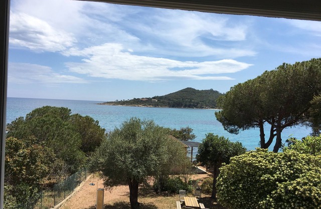 Apartment for 4 people, 1st floor, very nice sea view, direct access to the beach