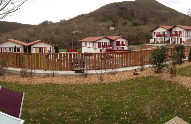 Apartment for 4 people, WIFI, private garden, near ocean with mountain view
