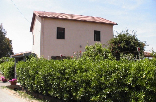 apartment in a villa in the countryside just 4 km from the sea
