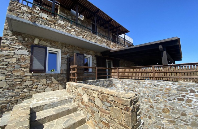 Apartment in excellent location a few meters from the sea.