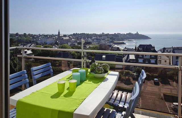 Apartment in St Quay near Seven Beaches