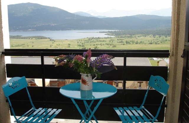 Apartment in Les Angles with amazing view of Maternale lake