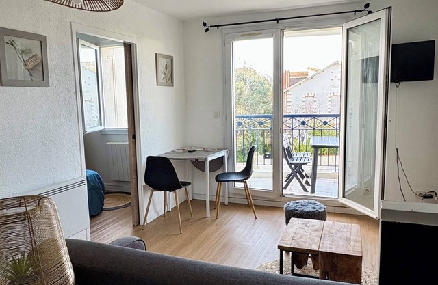 Apartment in residence with swimming pool, near Pontaillac page and casino