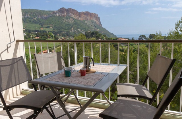 Apartment in residence, sea view and Cap Canaille