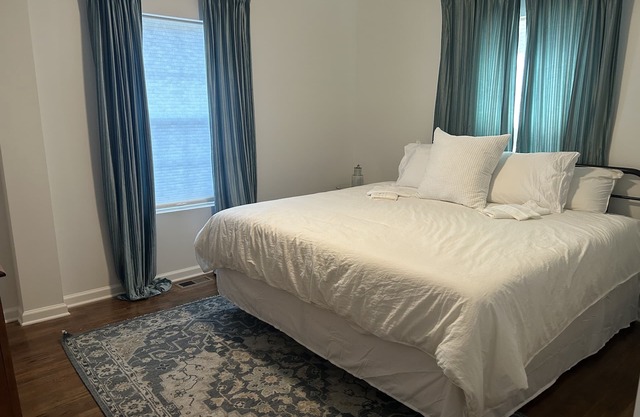 Apartment in the Heart of Plaza Midwood Business District. Walk everywhere!