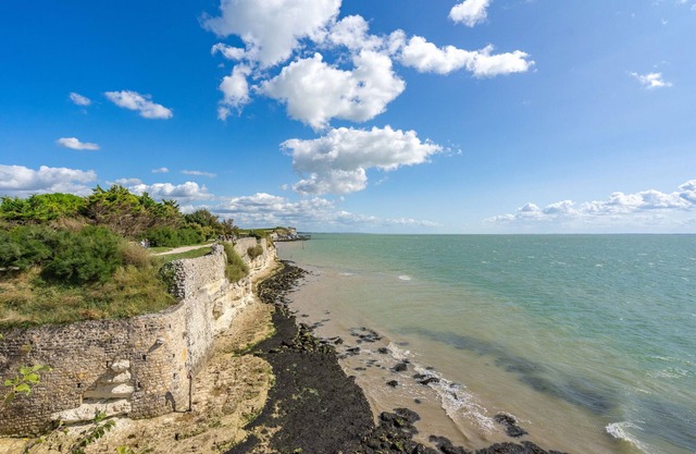 Apartment 'Joli Appartement, Beau Village' with Sea View and Wi-Fi