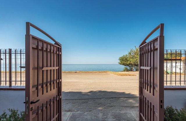 Apartment 'La Casa Davanti al Mare' close to the Beach with Terrace & Wi-Fi