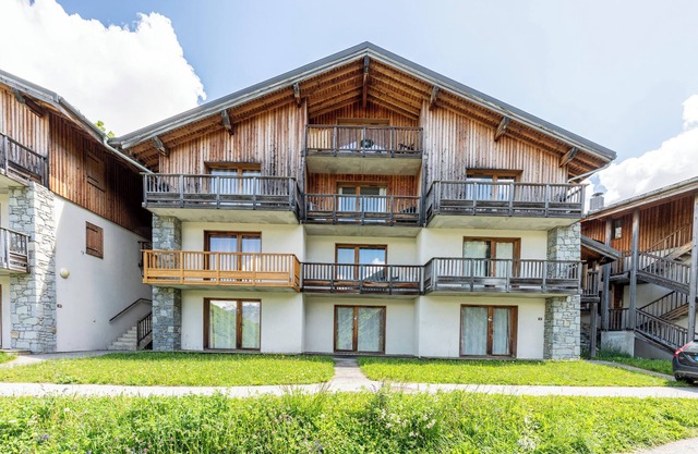 Apartment 'La Montagne' with Mountain View, Shared Pool and Wi-Fi