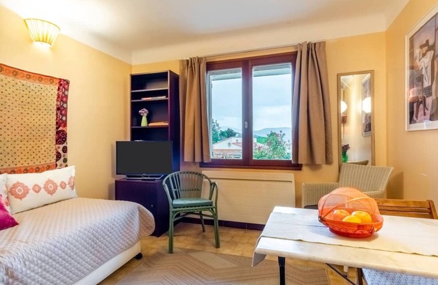 Apartment 'La Petite Colline À Céret' with Mountain View, Private Terrace and Wi-Fi