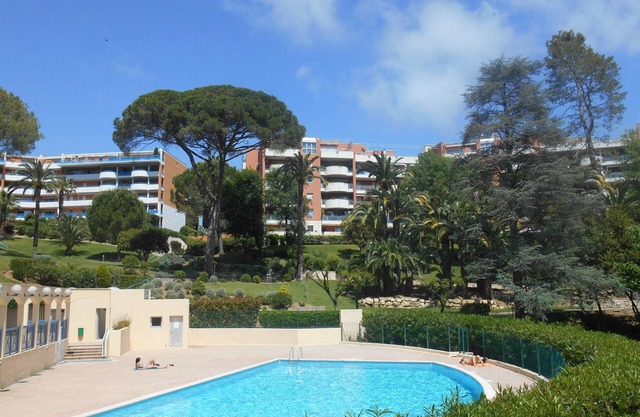 Apartment "Les Palmiers" with golf and swimming pool