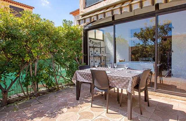 Apartment 'Les Tulipes' with Private Terrace, Shared Garden and Wi-Fi
