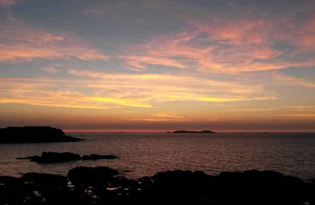 APARTMENT LUMINOUS INTRA -MUROS IN 4 EME FLOOR, VERY CALM, 5MNS OF THE BEACH.