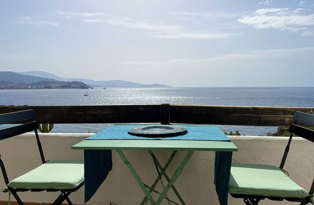 Apartment "Marina Playa" with Sea View, Pool & Wi-Fi