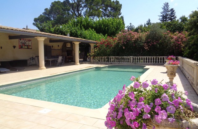 Apartment of character in a Provencal mas, on a wine farm. Very large park
