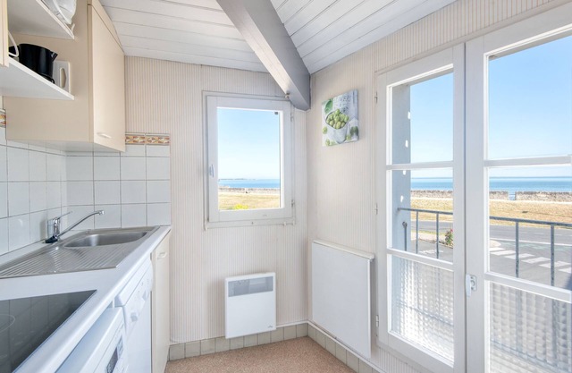 apartment Ombrine with sea view and swimming poll access