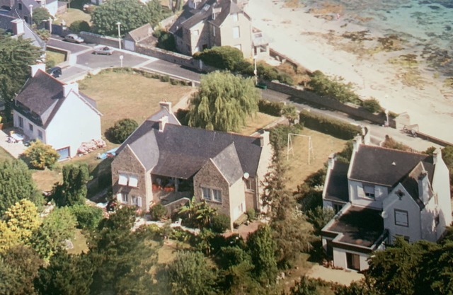 apartment on the ground floor of a villa, directly by the sea