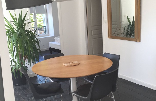 Apartment overlooking the port in the heart of Granville