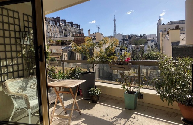 Apartment Paris XVI, 8 minutes walk from the TROCADERO, terrace and view of the EIFFEL TOWER