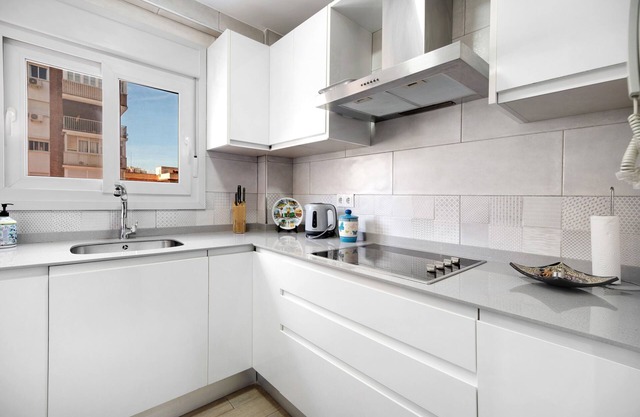 Apartment 'Piso Moderno Puerta Del Mar' with Balcony, Wi-Fi and Air Conditioning