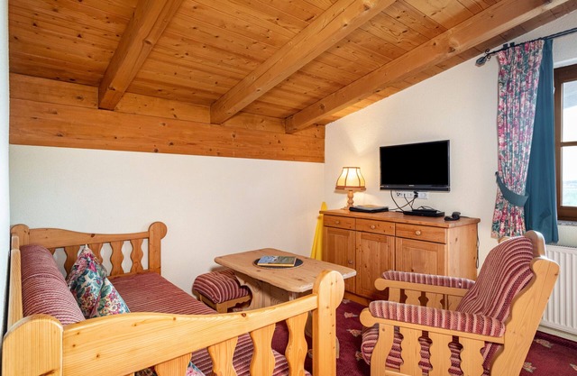 Apartment 'Rosenzimmer 1' with Mountain View, Shared Garden and Wi-Fi