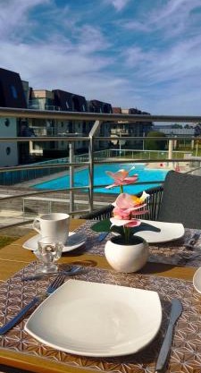 Apartment Sea heated Pool with Parking - Promenade Cannes Bredene