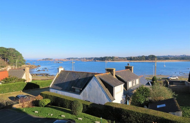 Apartment SEA VIEW 4 persons in the center of TREGASTEL