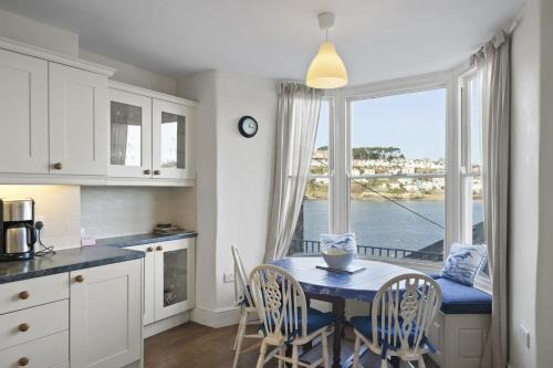 Apartment Sea Views & Terrace on Waters Edge in Polruan