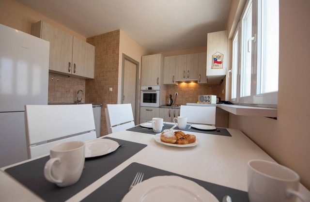 Apartment Traveler, 2-bedroom apartment with WiFi, AC in beautiful Split