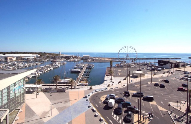Apartment with sea view and parking