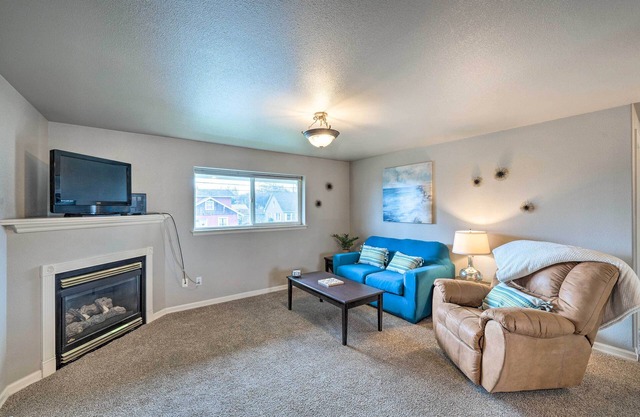 Apartment w/Gas Fireplace ~ 1/2 Mi to Beach!
