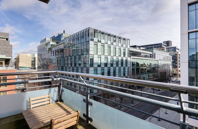 Apartment w/ Terrace & City views by Grand Canal Dock