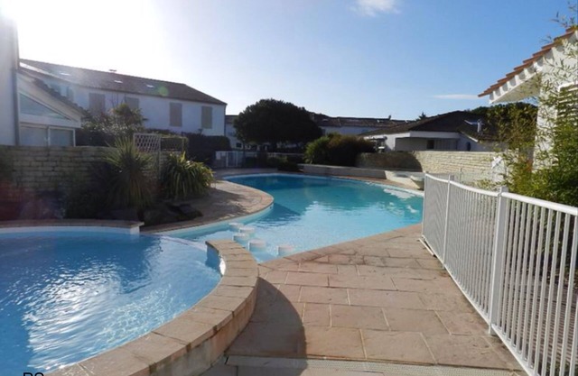 APARTMENT WITH SHARED POOL AND PRIVATE PARKING NEAR THE BEACH