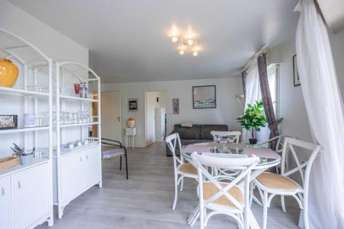 Apartment with parking and balcony near the beach