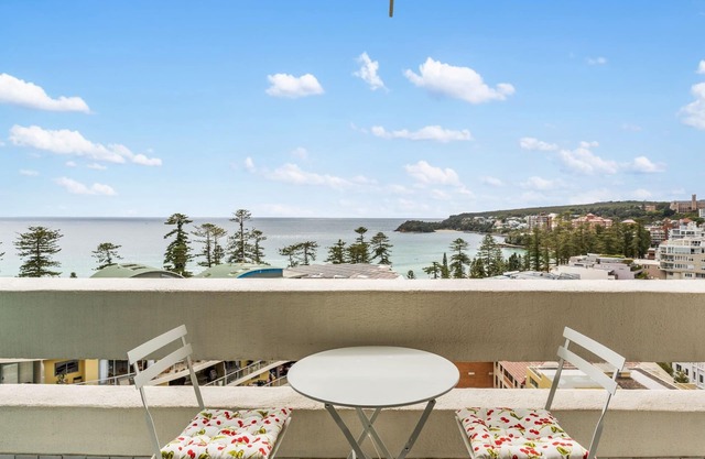 Apartment with Pool Access, a minute to the Beach