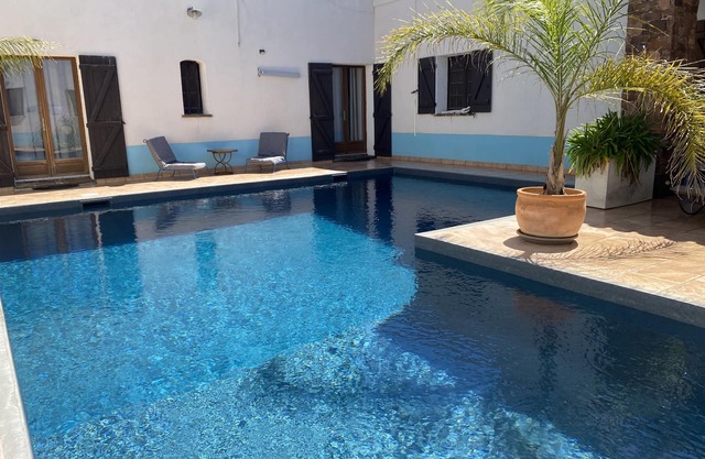 Apartment with pool view and bathtub