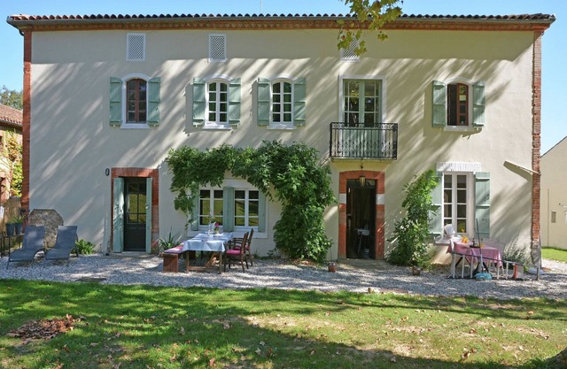 Apartment with private terrace in Artigat