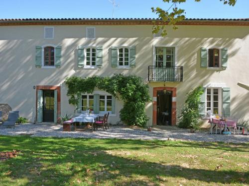 Apartment with private terrace in Artigat