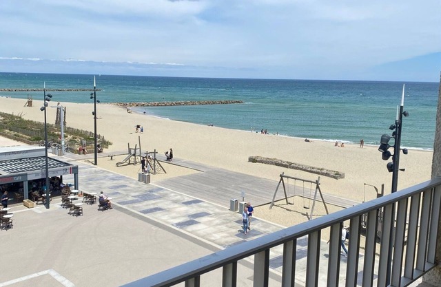 Apartment with sea view, at the foot of the beach, ideal for a family with 2 children