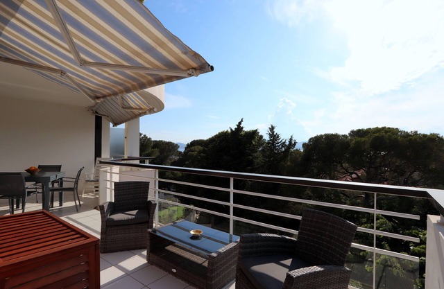Apartment with sea view, air conditioning, Wifi, parking, swimming pool, lift.