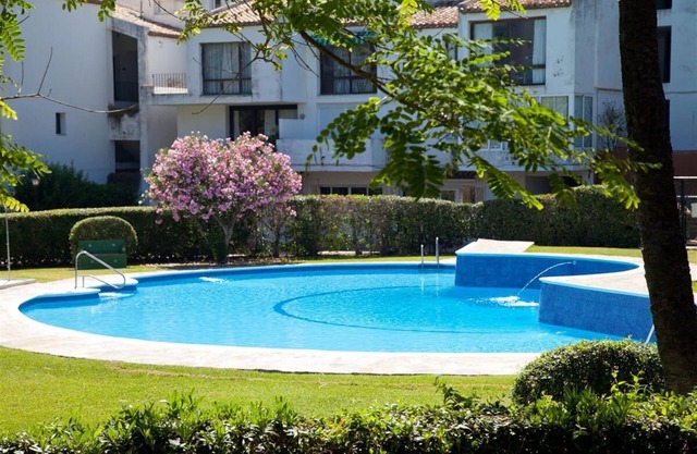 Apartment with sea views, aircon, pool and Wifi, 50m from the beach and just 5 min to Estepona port