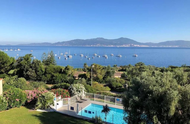 Apartment with superb sea view 200m from the beach and 10m from Porticcio