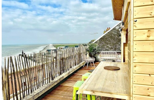 Apartment with very large terrace and sea view for six people