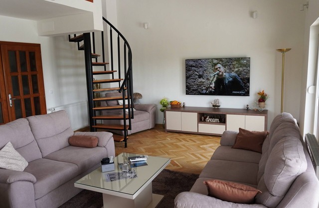 Apartment Zona - Luxury Three Bedroom Apartment with Balcony