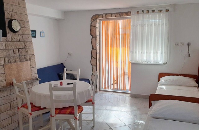 Apartments Din (10535-A2) - Kukljica