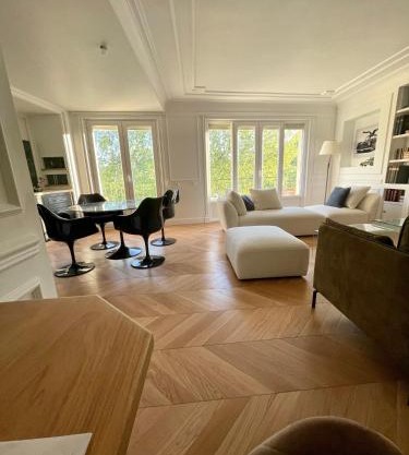 Apparemment luxueux niché dans les arbres