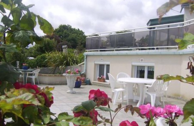 appart beautiful sea view, flowered terrace 3km from Brehat Island with spa